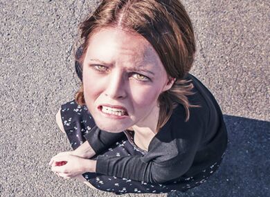 Ang batang babae ay nahaharap sa mga kahihinatnan ng pagpapalaki ng mammoplasty