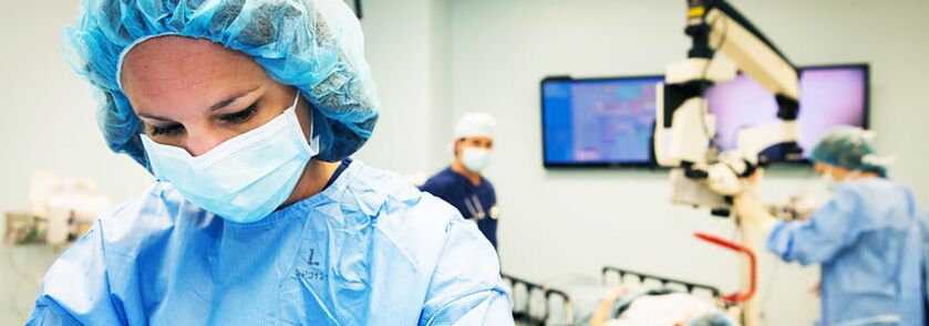 Ang mga surgeon na nagsasagawa ng plastic surgery para sa pagdaragdag ng dibdib