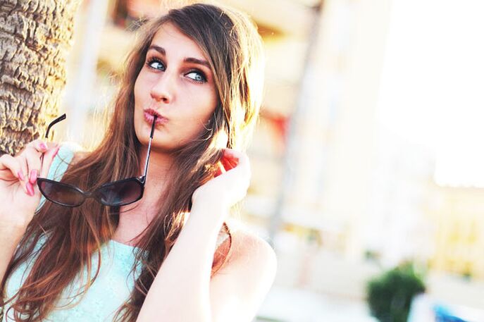 Iniisip ng isang batang babae kung dapat ba siyang sumailalim sa plastic surgery para sa pagdaragdag ng dibdib.