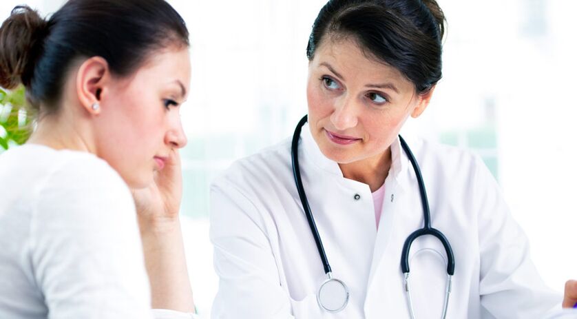 Pinapayuhan ng isang doktor ang isang pasyente sa mga indikasyon para sa pagpapalaki ng mammoplasty.